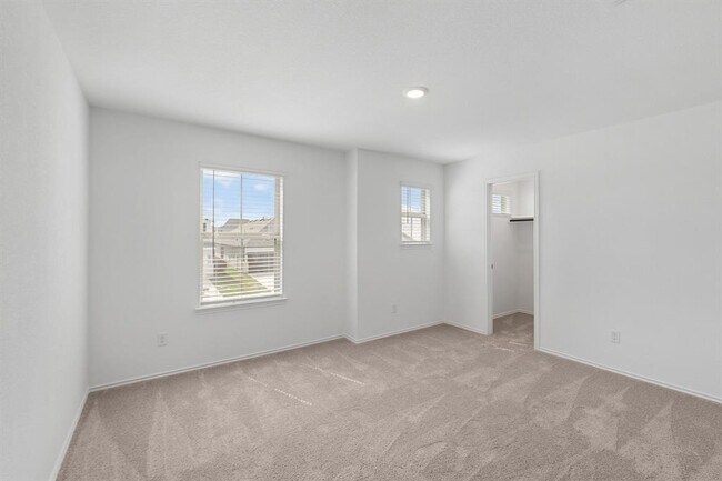 Building Photo - 133 Ventura Dr