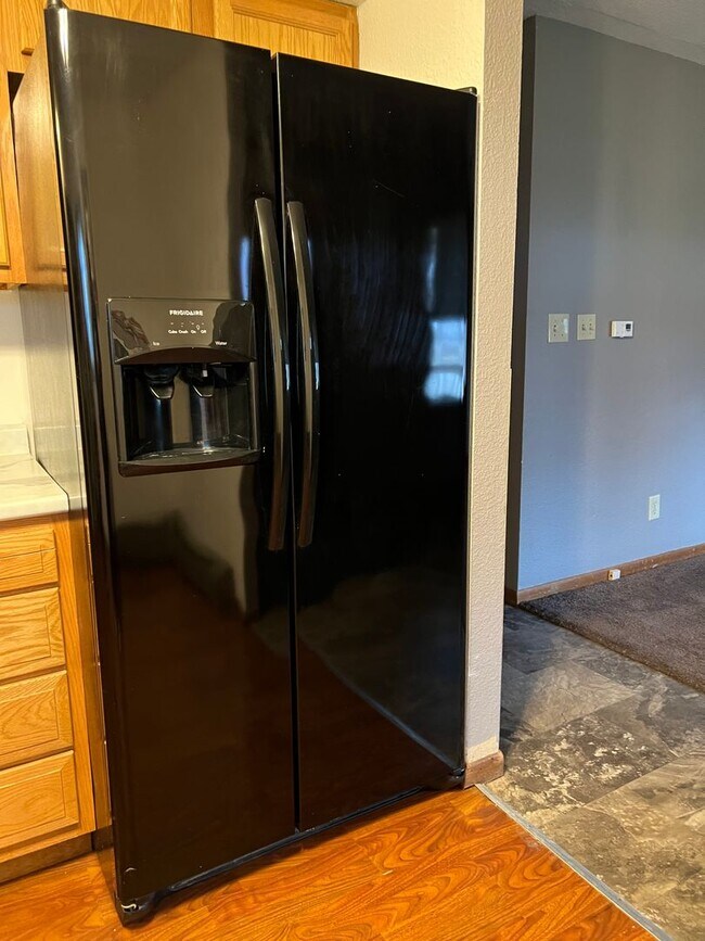 Building Photo - 3 Bedroom Apartment-Pulaski Iowa