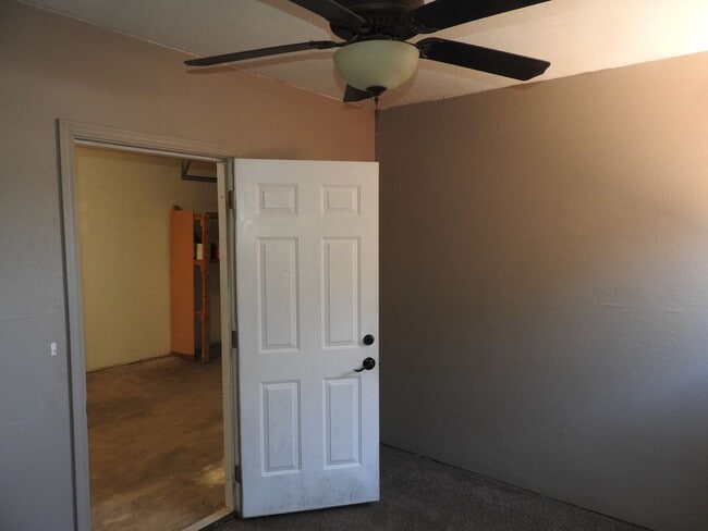 Building Photo - 4 Bedroom with large yard