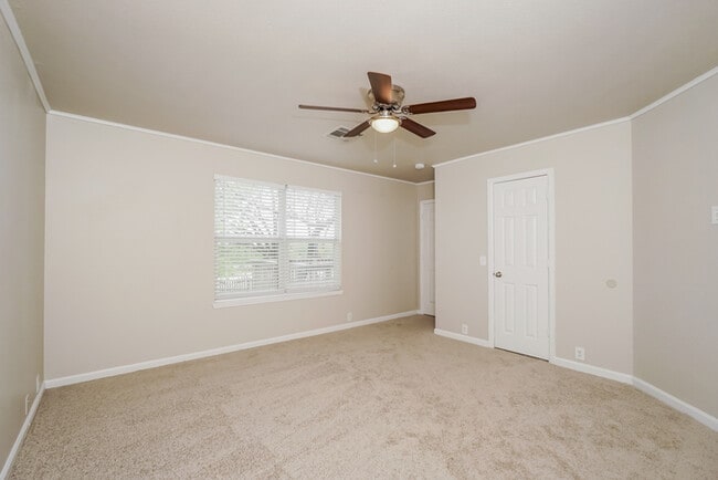 Building Photo - 930 Amber Knoll