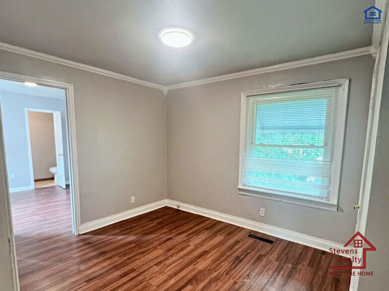 Building Photo - 2018 Walker Ave