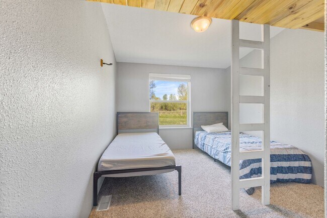 Building Photo - Short term leases available: 3 bed 2 bath ...