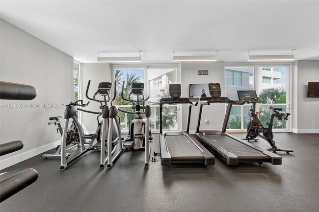 Building Photo - 9821 E Bay Harbor Dr