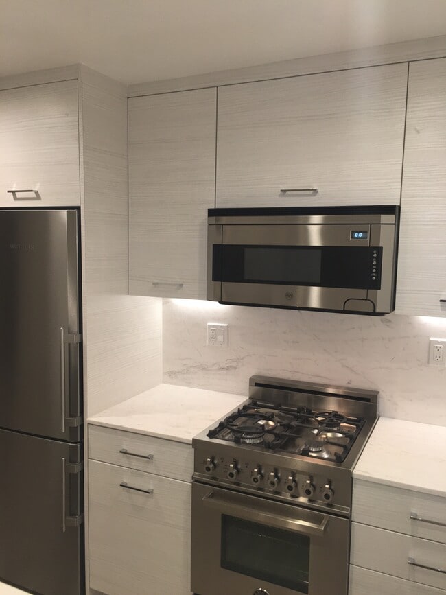 Building Photo - 8600 Burton Way