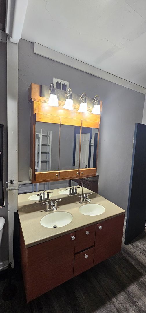 Building Photo - 882 Locust Dr