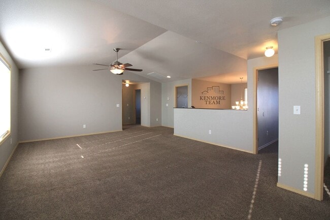 Building Photo - 4 Bedroom, 2.5 Bath Home in West Pasco