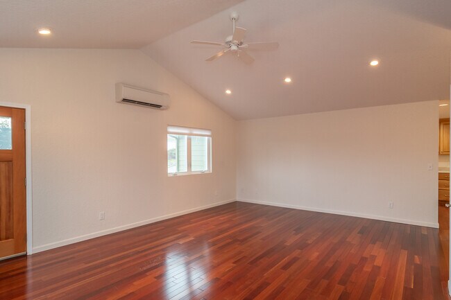 Building Photo - 233 Palmdale Ave