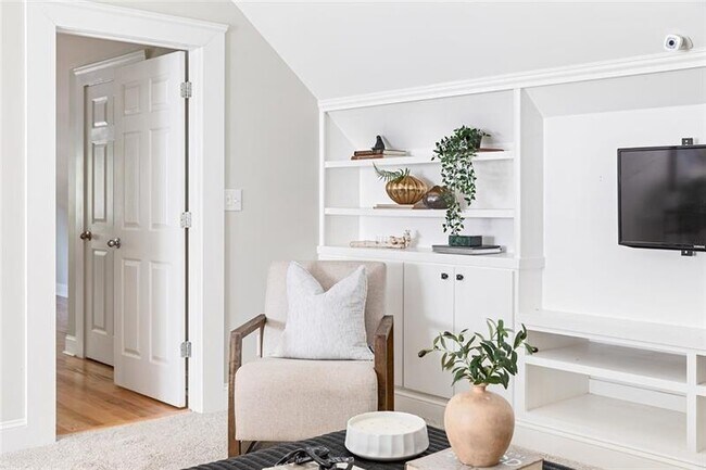 Building Photo - 428 S Howard St SE