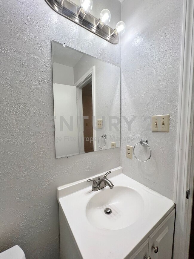 Building Photo - 1108 N Elm St