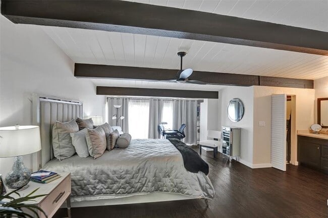 Building Photo - 700 E Coco Plum Cir