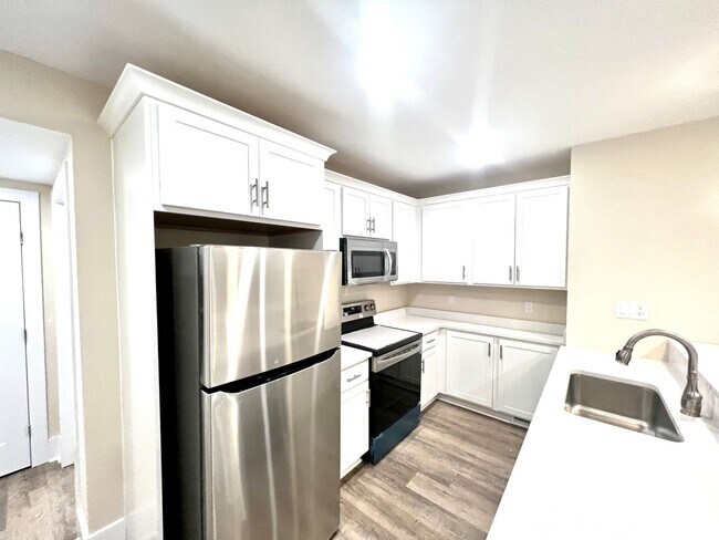 Building Photo - 933 - 320/322 Boggs Avenue