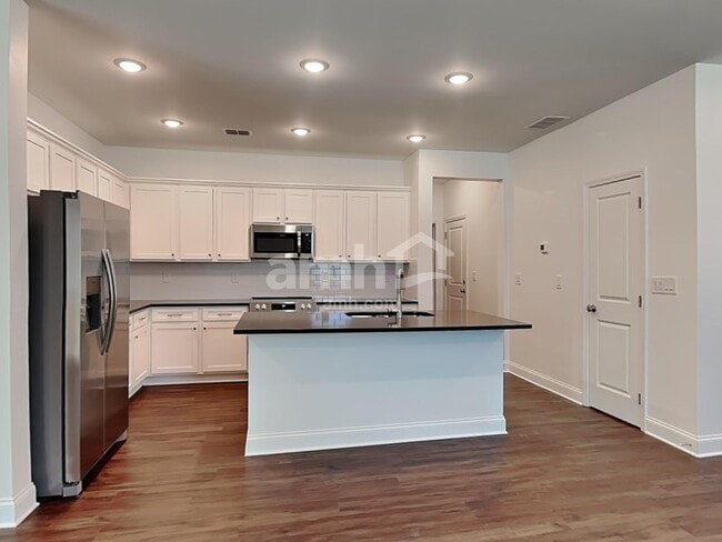 Building Photo - 194 Spruce Cir