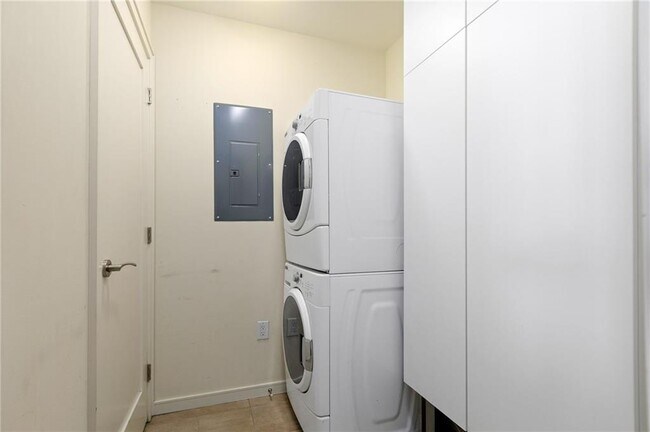 Building Photo - 3325 Piedmont Rd NE