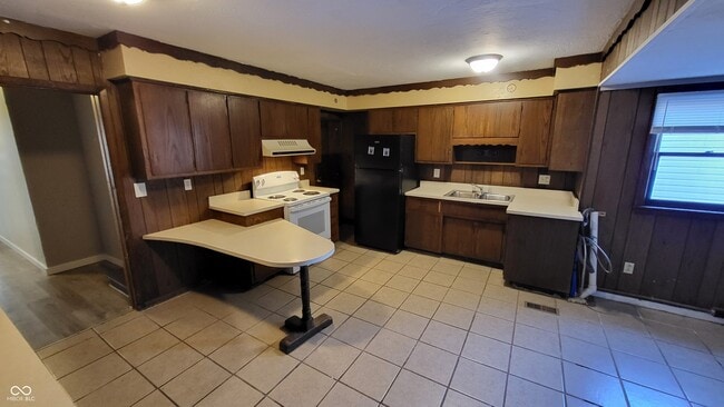 Building Photo - 330 W 6th St