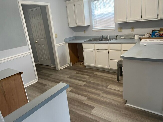 Building Photo - 121 Timber Ridge Dr