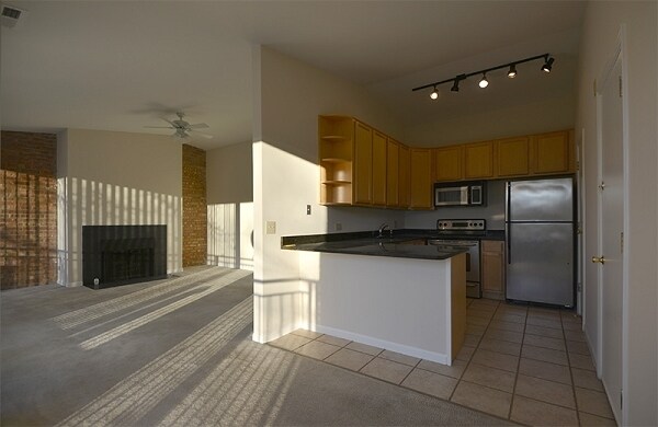 Building Photo - 6008 E Lake Dr