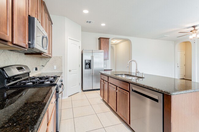 Building Photo - 3 Bedrooms, 2.5 Bathrooms – Stylish and Co...