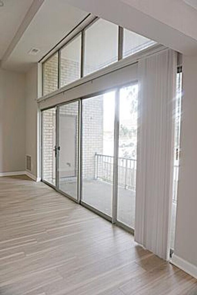 Building Photo - Beautifully Remodel Top-Level Condo!