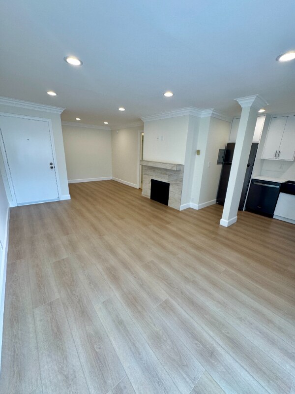 Building Photo - 2414 S Barrington Ave