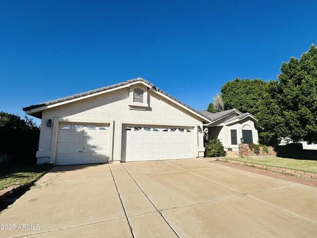 Building Photo - 2110 E Enrose Cir