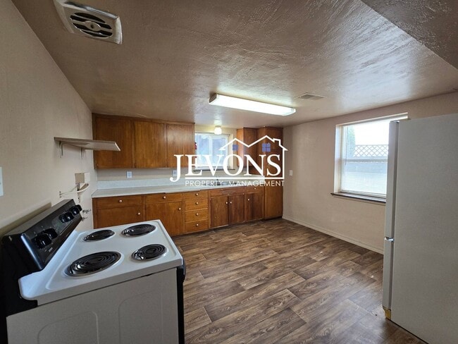 Building Photo - 4210 E Hillcrest Dr