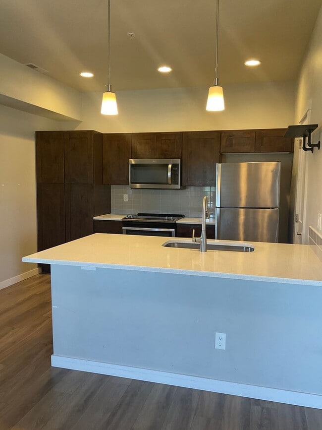 Building Photo - Sunbeam Townhomes | Modern Townhome Living in the Heart of Kuna