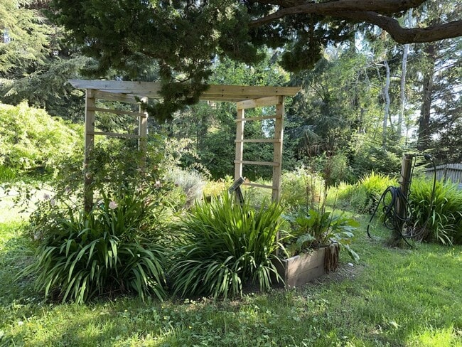 Building Photo - 2000+ sf home is in a great location, pet ...