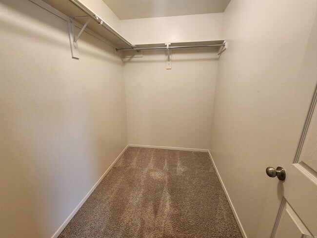 Building Photo - 2412 Kenneth Dr