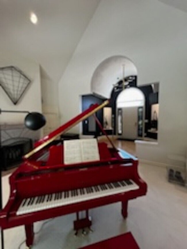 Building Photo - Stunning Custom Built Home with ALL Utilit...