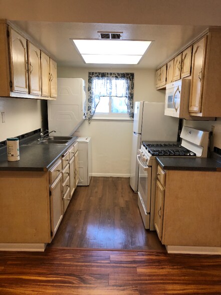 Building Photo - 1006 W Calle Del Sol