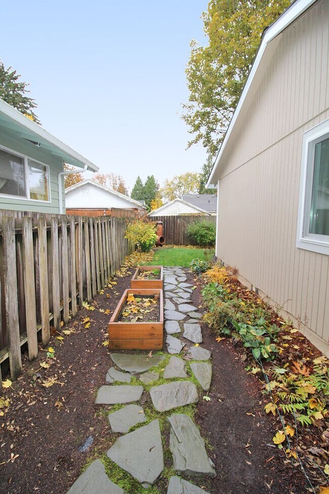 Building Photo - Updated 3 Bed/2 Bath Milwaukie Ranch Home Set On A Gorgeous Lot