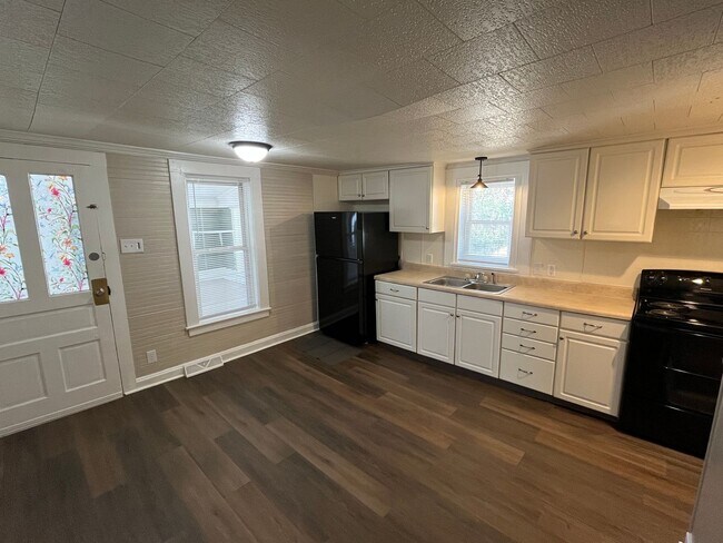 Building Photo - Cozy 2-Bedroom, 1-Bathroom Home