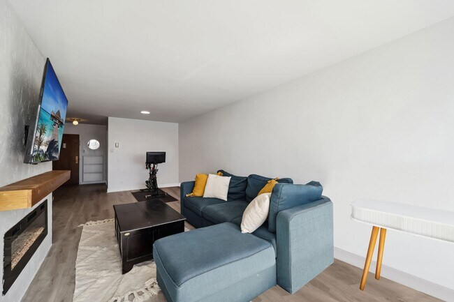 Building Photo - Stunning 1 BR/1 BA Condo in Southwest Wate...