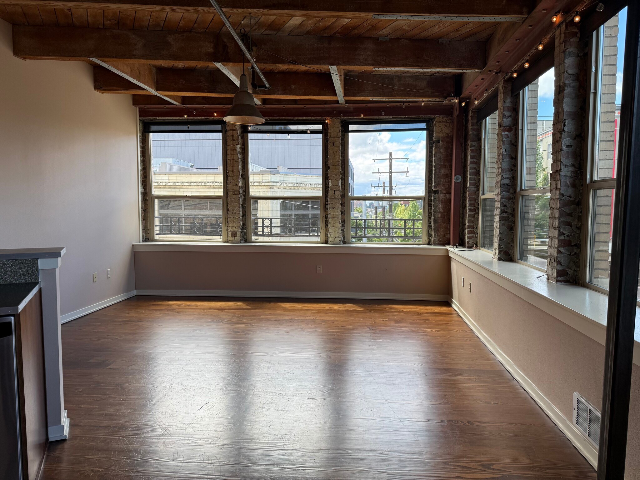 Building Photo - 1408 12th Ave