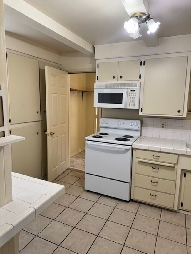 Building Photo - Charming Vintage Home