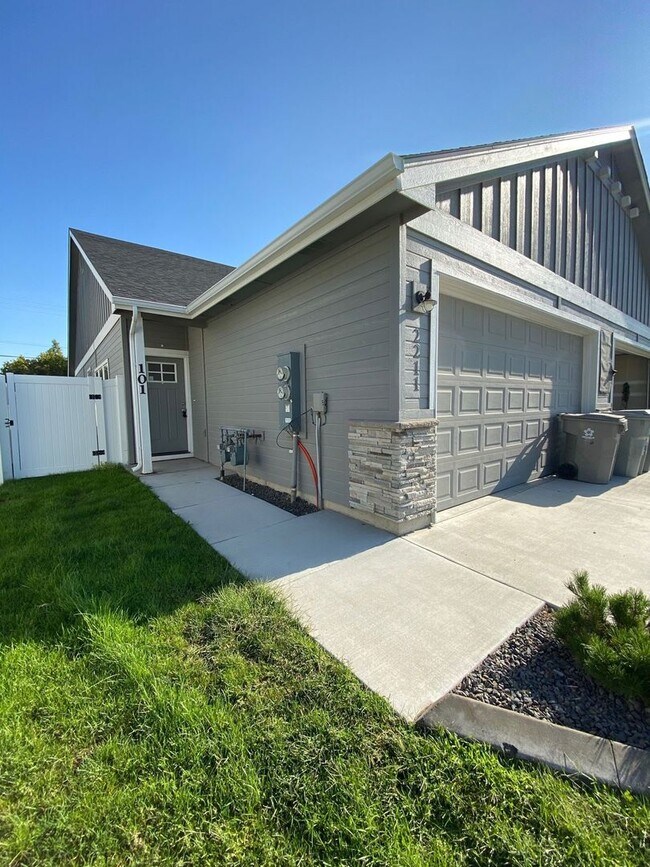 Building Photo - Newer Townhome