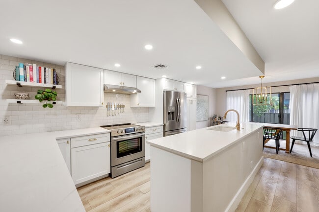 Building Photo - 6021 Bayview Dr