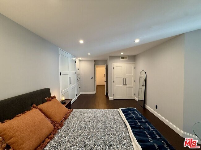 Building Photo - 8530 Holloway Dr