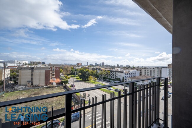 Building Photo - 8811 Burton Way