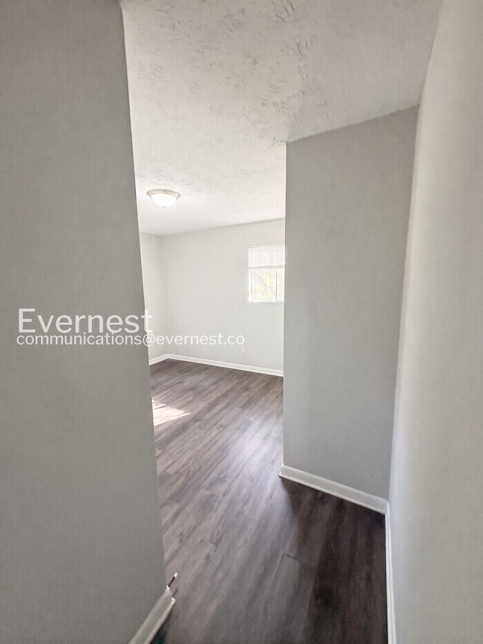 Building Photo - 193 W Canterbury Dr