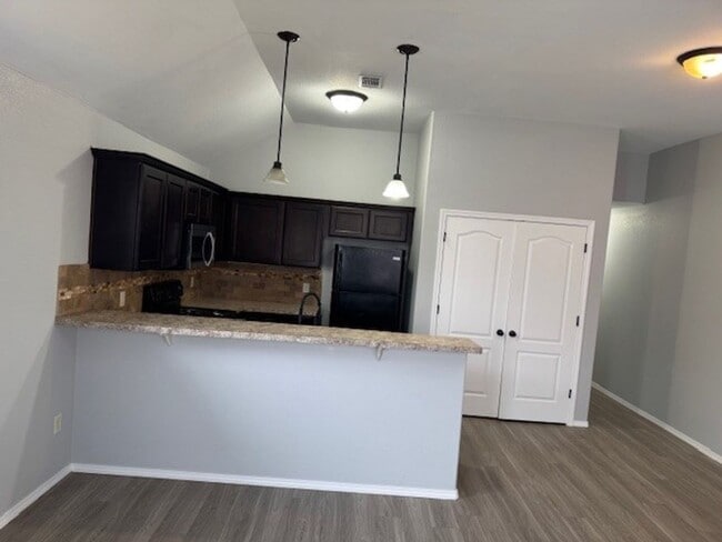 Building Photo - MOVE IN SPECIAL CALL NOW