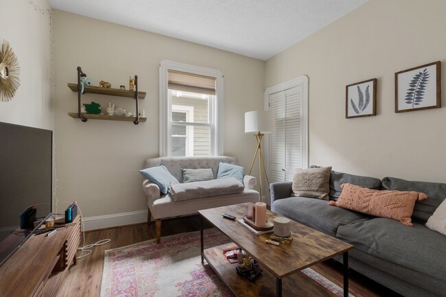 Building Photo - HUGE THREE BED IN SOMERVILLE!!!!!!!!
