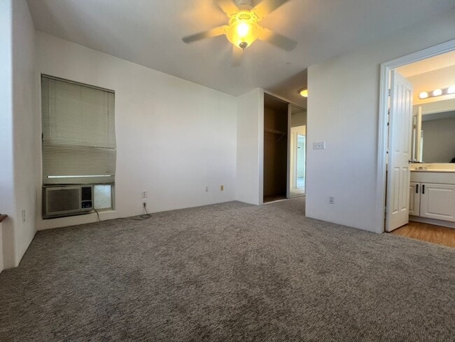Building Photo - Unfurnished 3 bedroom 2 bath condo (top fl...
