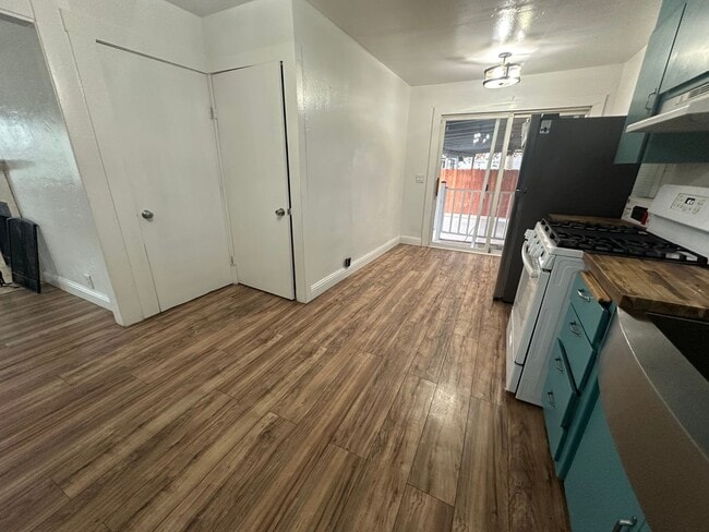 Building Photo - 301 Ainsley Ave