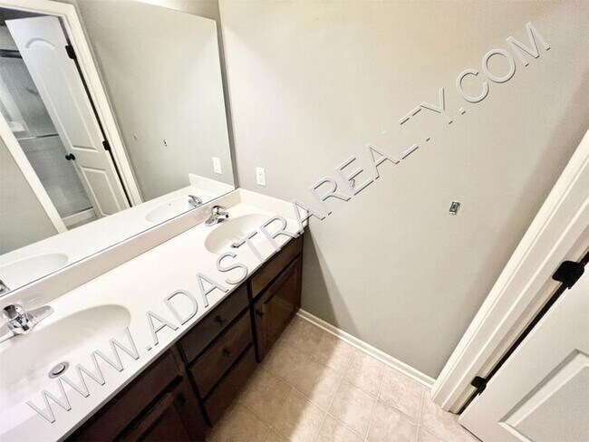 Building Photo - Beautiful and Spacious Olathe Townhome-Available in AUGUST!!!