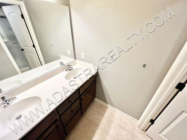 Building Photo - Beautiful Olathe Townhome-Available NOW!!!