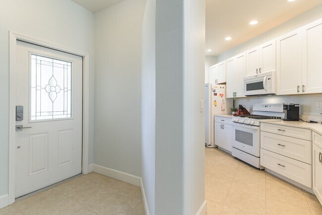 Building Photo - Modern, 2/3 Bed, 2 Bath Spacious Single St...