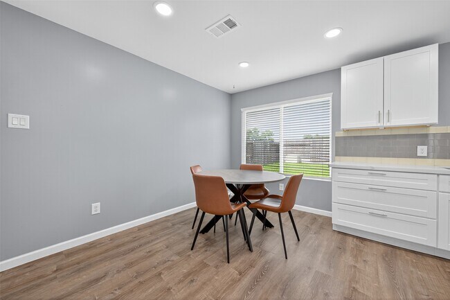 Building Photo - 10106 Shadow Pine Dr