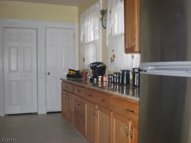 Building Photo - 147 Phelps Ave