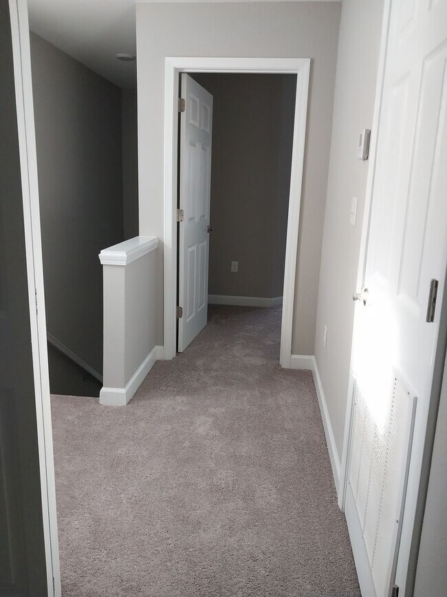 Building Photo - Gorgeous 3 Bedroom 2.5 Bath Townhome